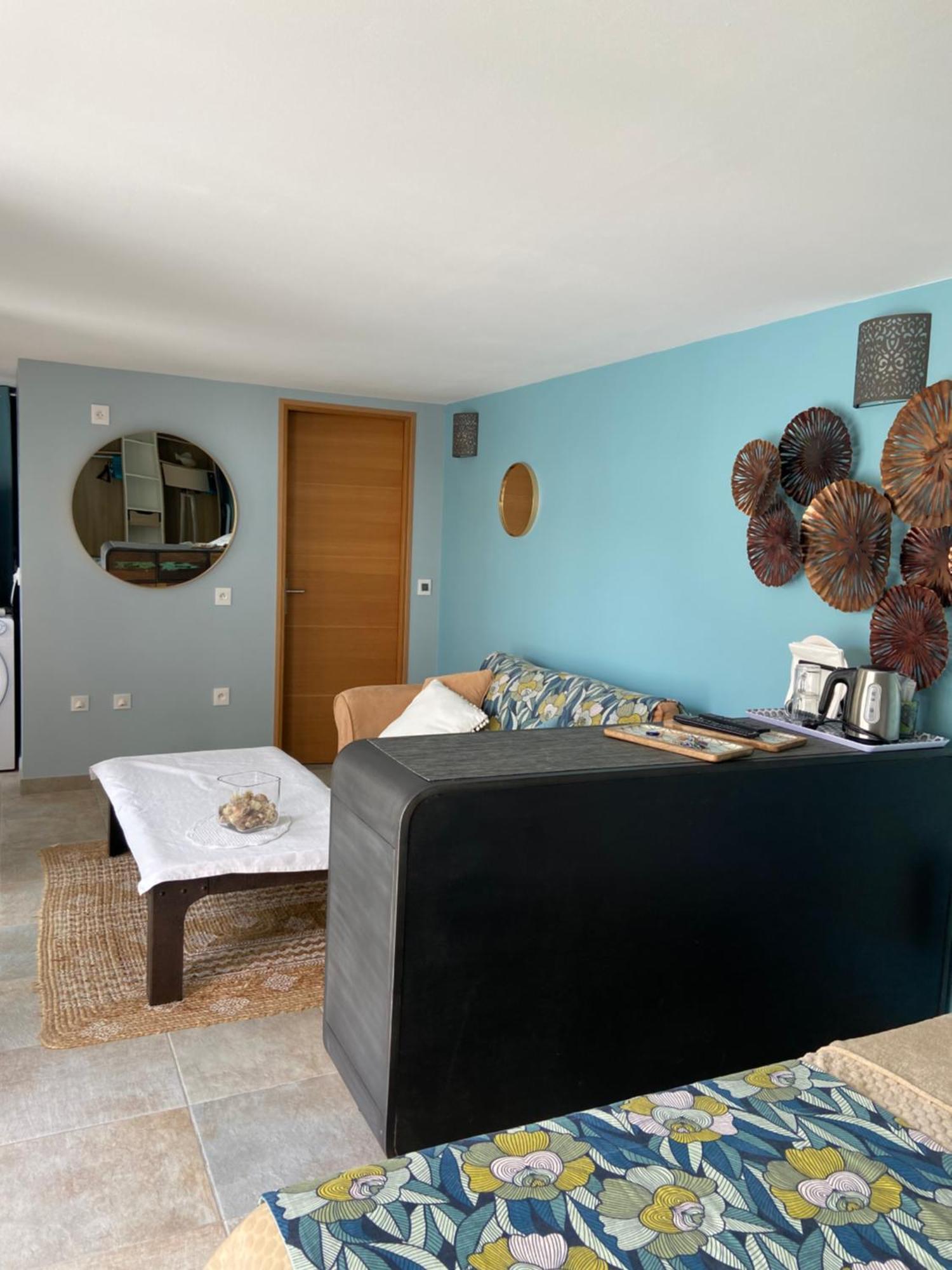 Les Terrasses Des Anthenors Bed & Breakfast Ensues-la-Redonne Exterior photo